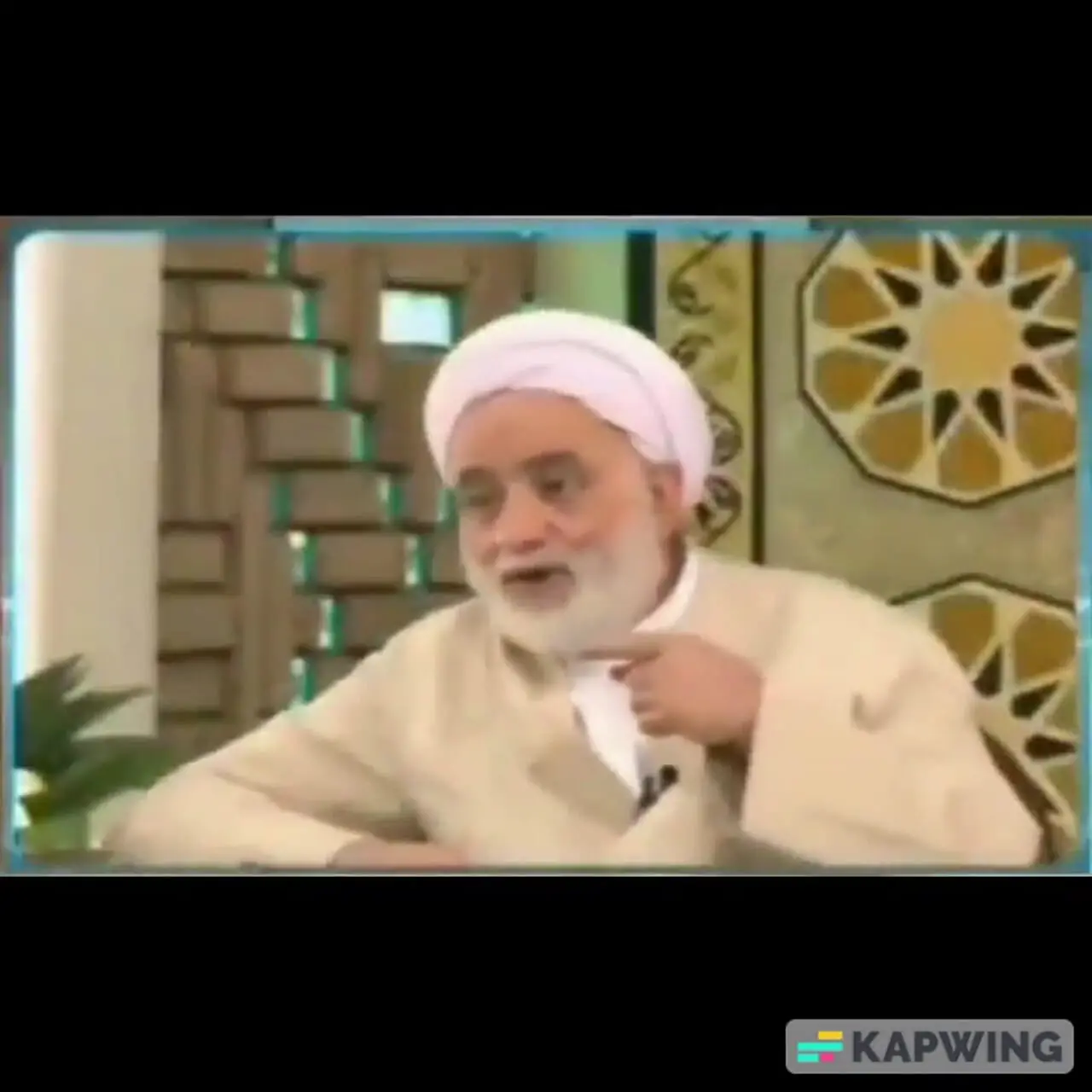 صحبت های خنده دار آقای قرائتی: شب اول عروسی دوماد اومده پیش عروس میگه توحید و نبوت یعنی چی اونم گفته والا نمیدونم شب اول قبرمونه یا عروسیمون