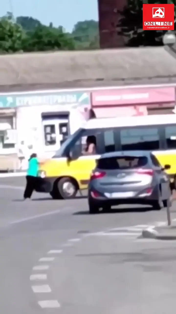 لحظه دردناک مرگ مادر اوکراینی هنگام گرفتن پسرش برای خدمت اجباری چطور جلوی خودرو را گرفته است!