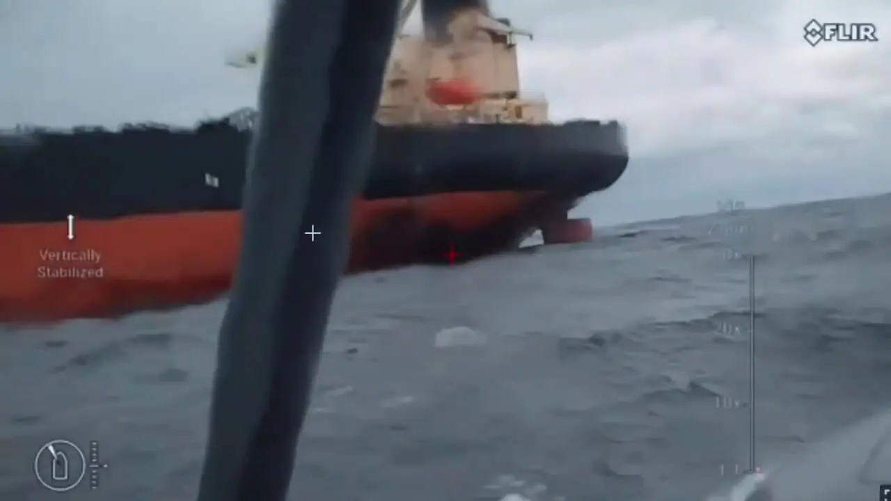 صحنه های عجیب از لحظه حمله پهپادها به نفتکش روسیه