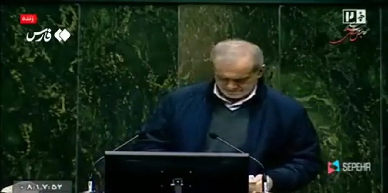 پزشکیان: عینکم را نیاوردم ... به بچهها بگویید عینک بدهند