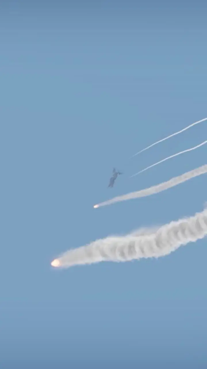 فرار باورنکردنی جنگنده سوخو از موشک ها