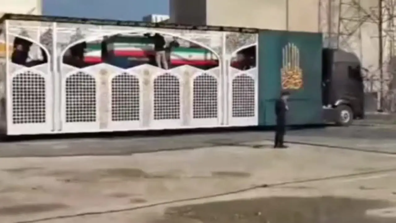 فیلمی از خودروی حامل پیکر مطهر رهبر شهید انقلاب و خانوادۀ شهیدشان