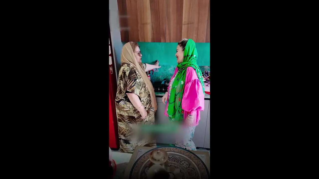 بهاره رهنما مادرش را هم غافلگیر کرد! | خانم بازیگر دست بردار نیست!